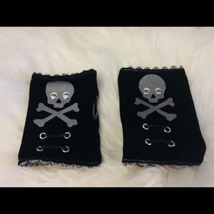 Adorable Skull And Chain Hand Warners.